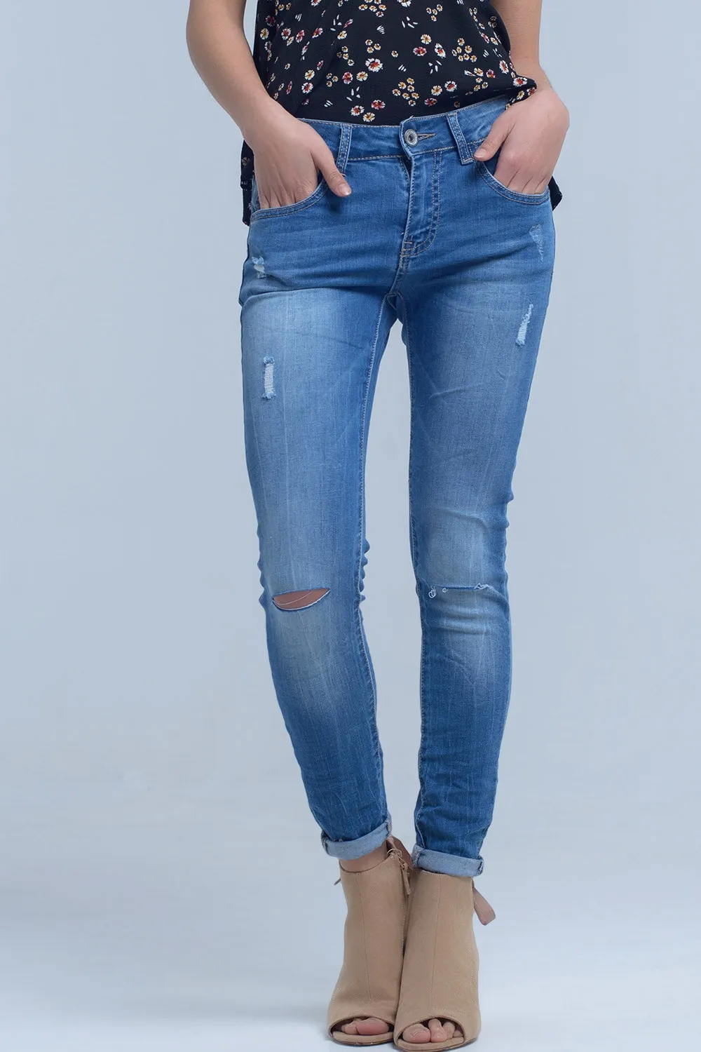 Skinny jeans with rips knee